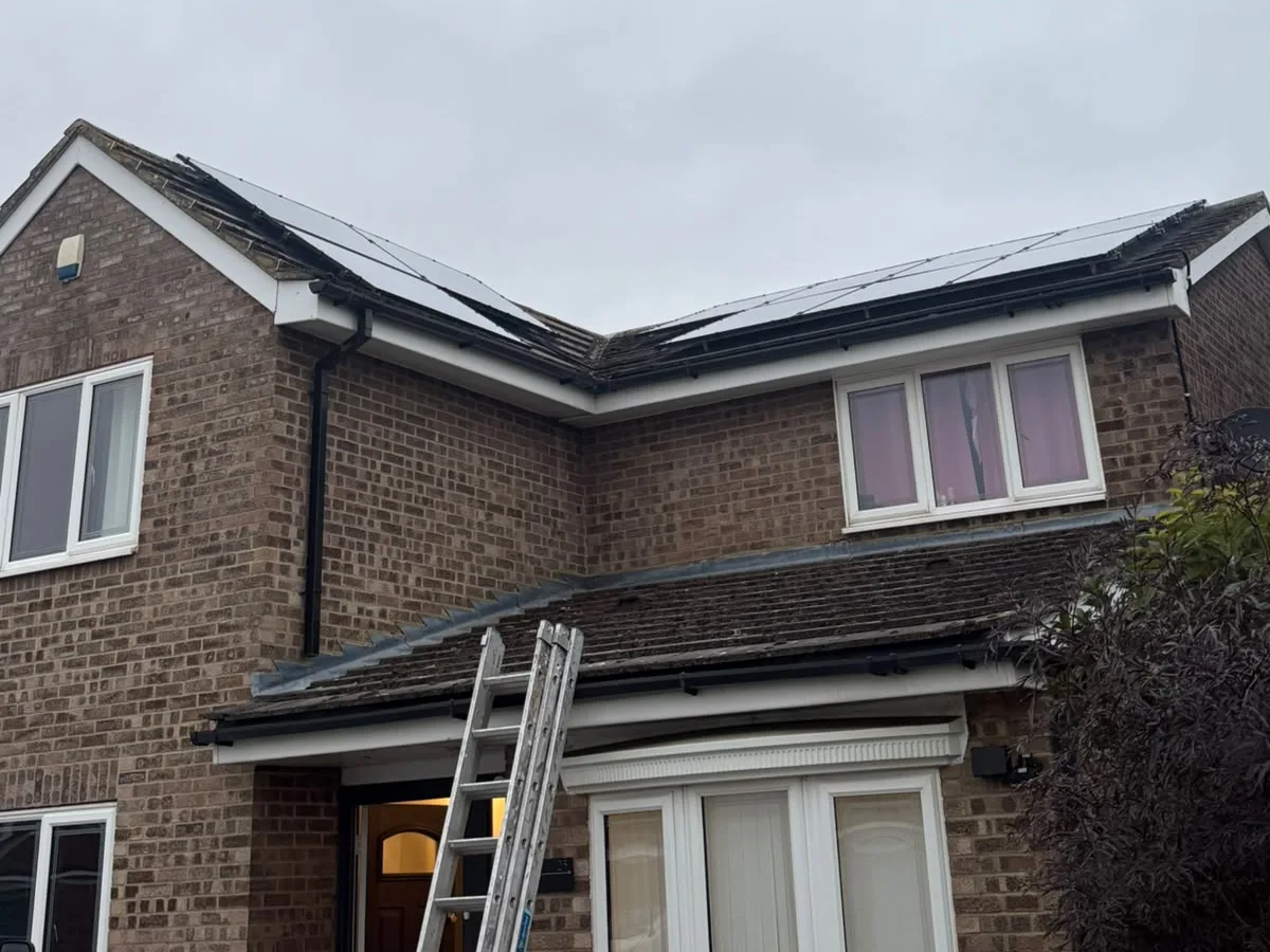 Finished all-black DMEGC 470W solar panels on a brick house in Bedford, fitted by ECONEXIS
