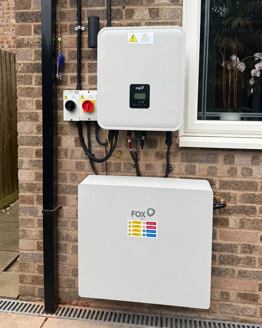 Fox ESS battery and inverter fitted on an outside wall by ECONEXIS in Bedford