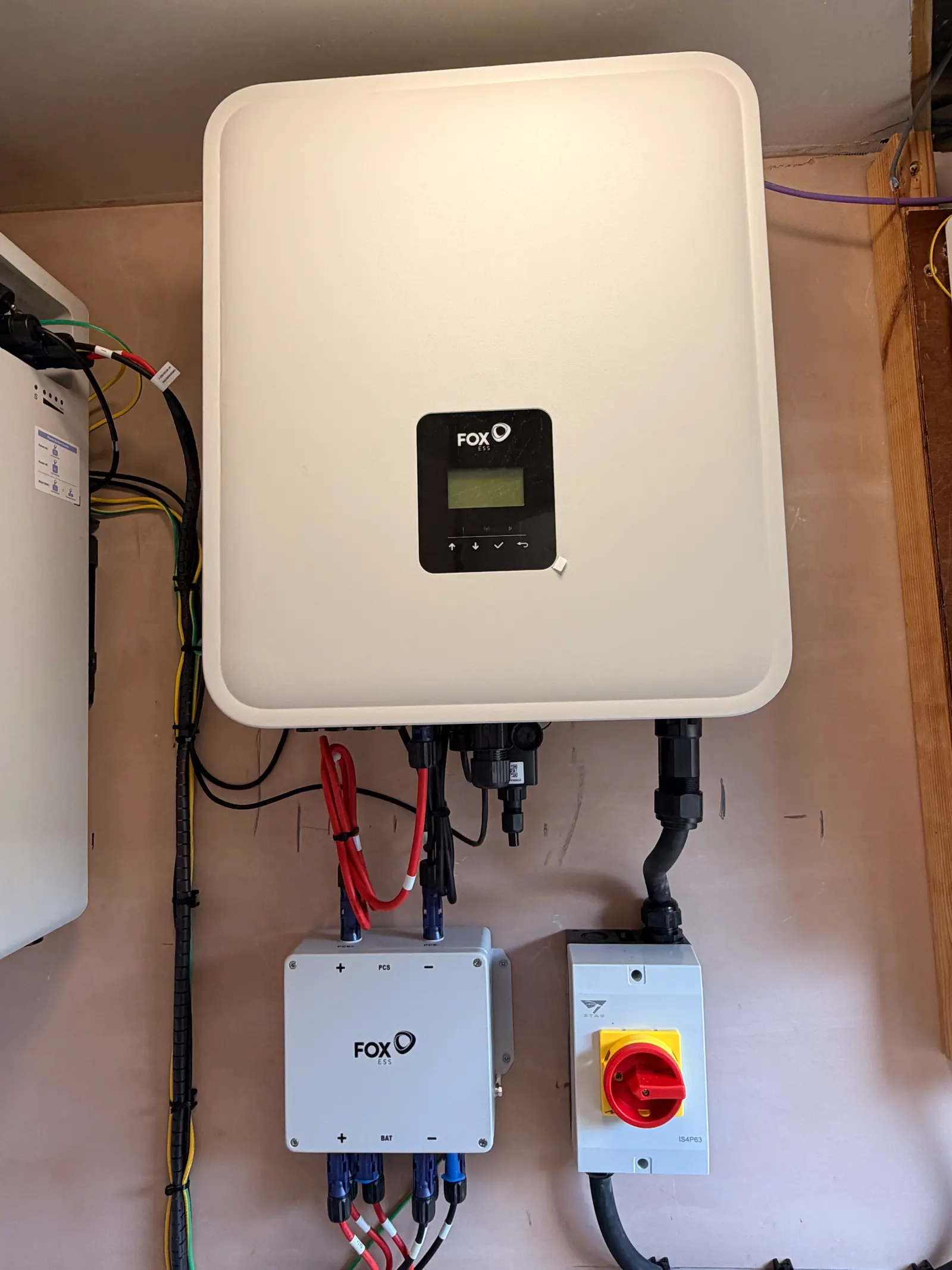 Fox ESS inverter fitted by ECONEXIS in Romford