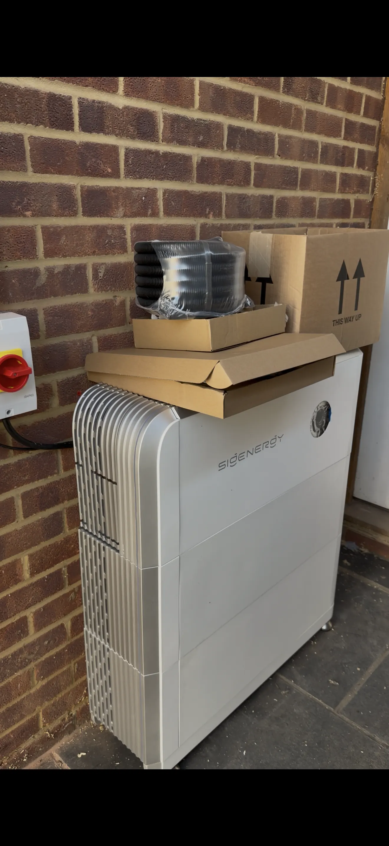Sigenergy modular battery stack installed by ECONEXIS in Leighton Buzzard